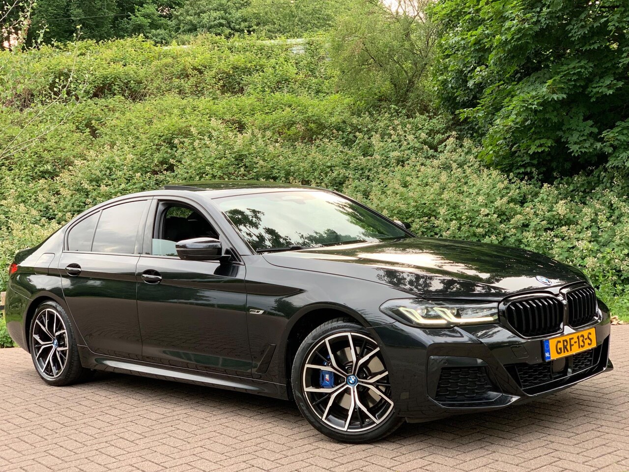 BMW 5-serie - 530e Business Edition Plus | M Sport | Leder | Camera | ACC | Schuifdak | 19 Inch | - AutoWereld.nl