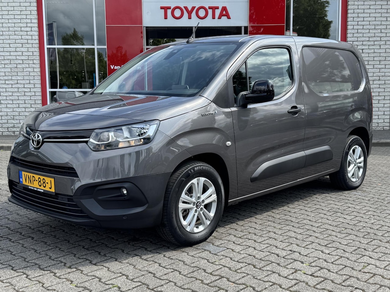 Toyota PROACE CITY Electric - FIRST EDITON 50KWH NL-AUTO 1E-EIG APPLE/ANDROID LEDER CAMERA PARK-SENSOREN CRUISE 16'' LM- - AutoWereld.nl