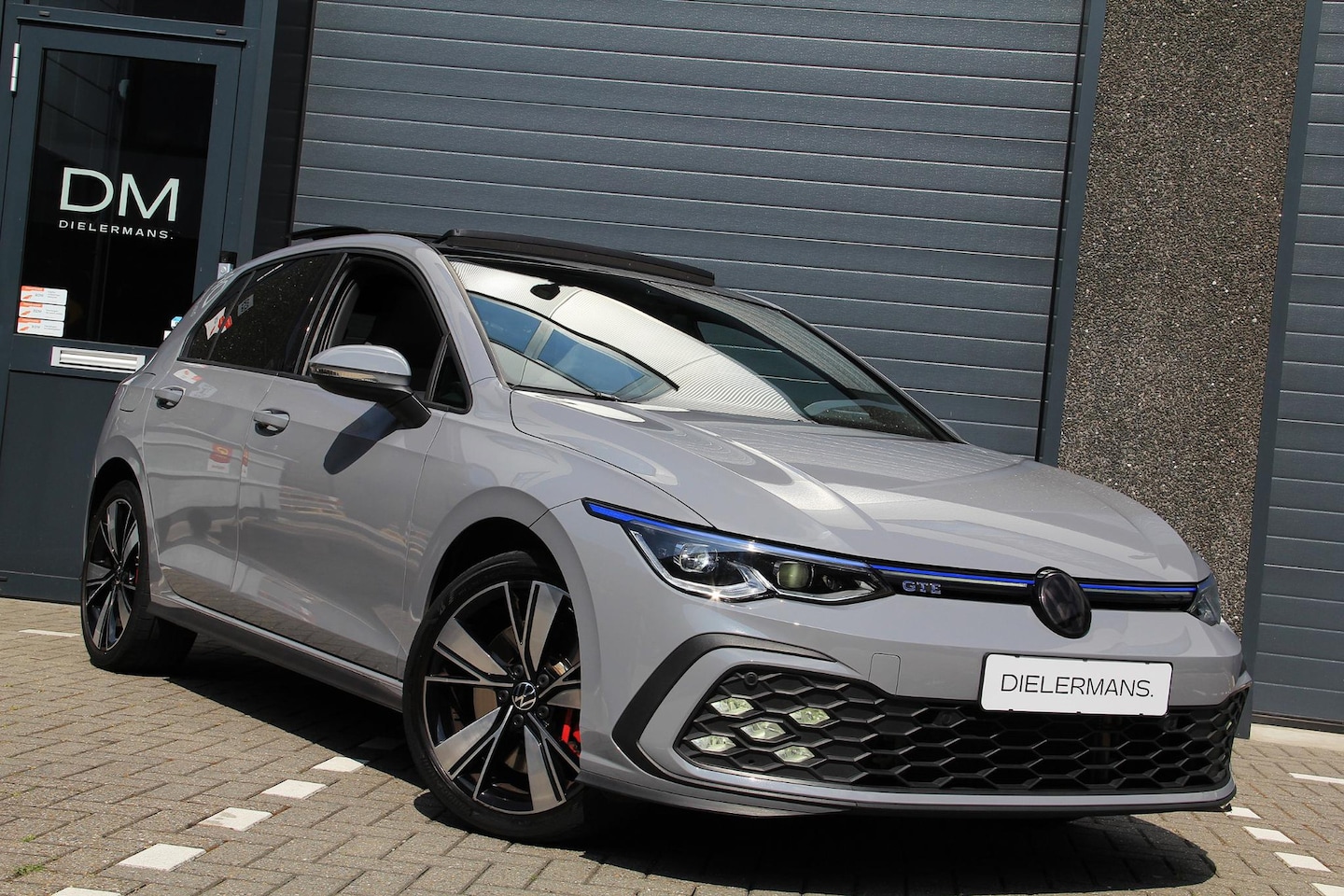 Volkswagen Golf - 1.4 eHybrid GTE Pano | IQ Lights | Moonstone Grey - AutoWereld.nl