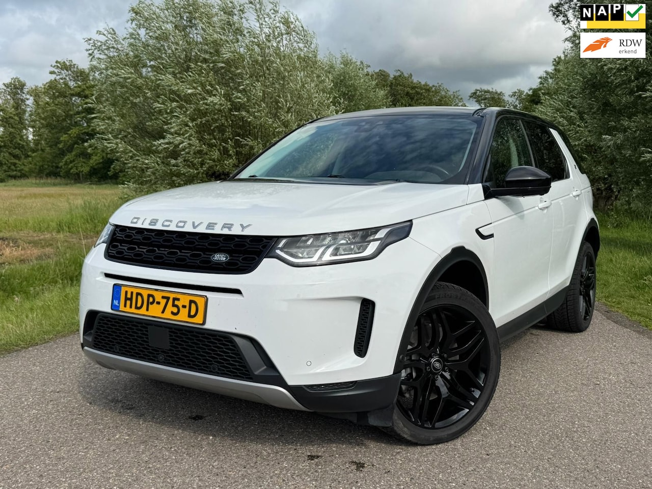 Land Rover Discovery Sport - P300e 1.5 / Elektrische Trekhaak / Leder / 360 Camera / Navigatie / Zwarte LM 20 Inch / Al - AutoWereld.nl