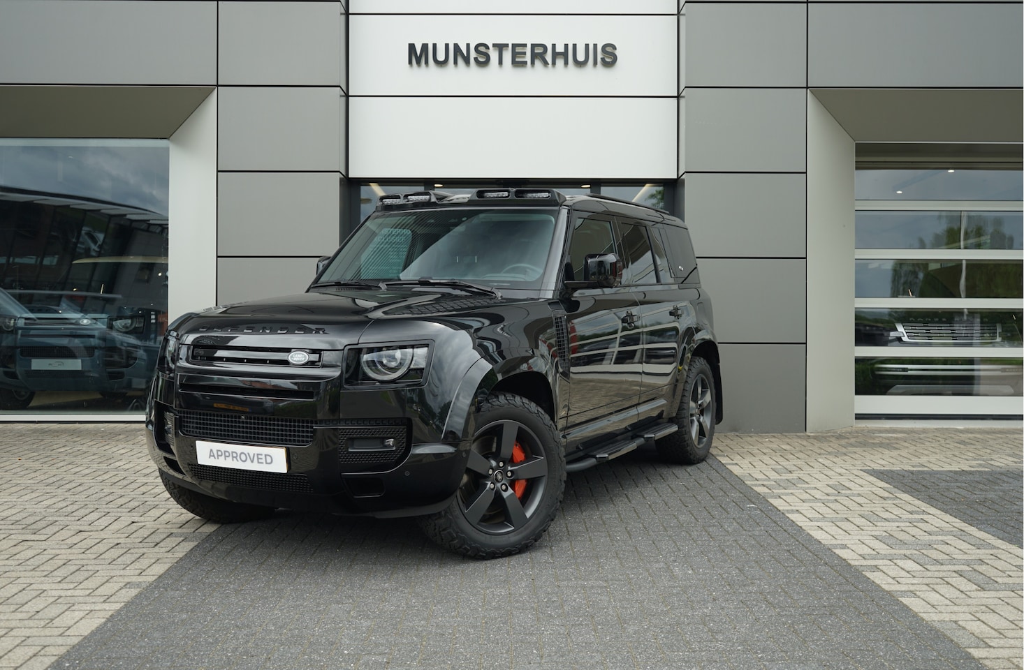 Land Rover Defender 110 - 2.0 P400e 110 XS Edition | Voorstoelen verwarmd / gekoeld | Elektrische trekhaak | Koelvak - AutoWereld.nl