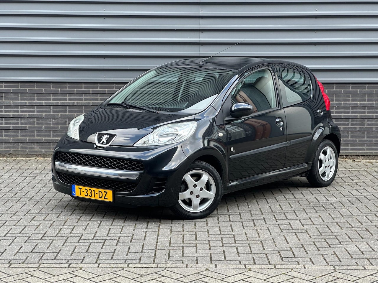 Peugeot 107 - 1.0 Black & Silver Airco Alcantara-Leer LM Velgen - AutoWereld.nl