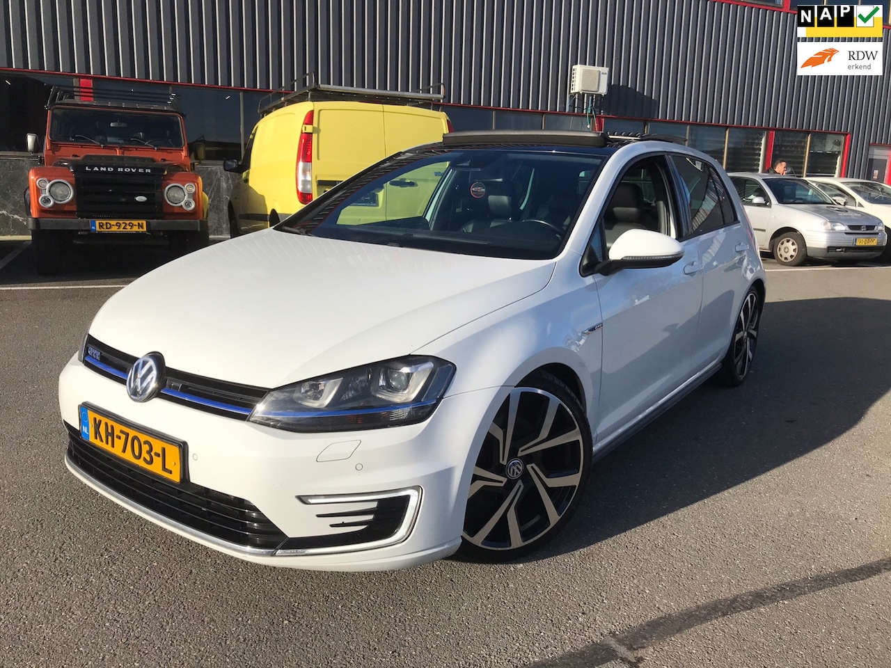 Volkswagen Golf - 1.4 TSI GTE / AUTOMAAT / PANO / LEER / CAMERA / NAVI / - AutoWereld.nl