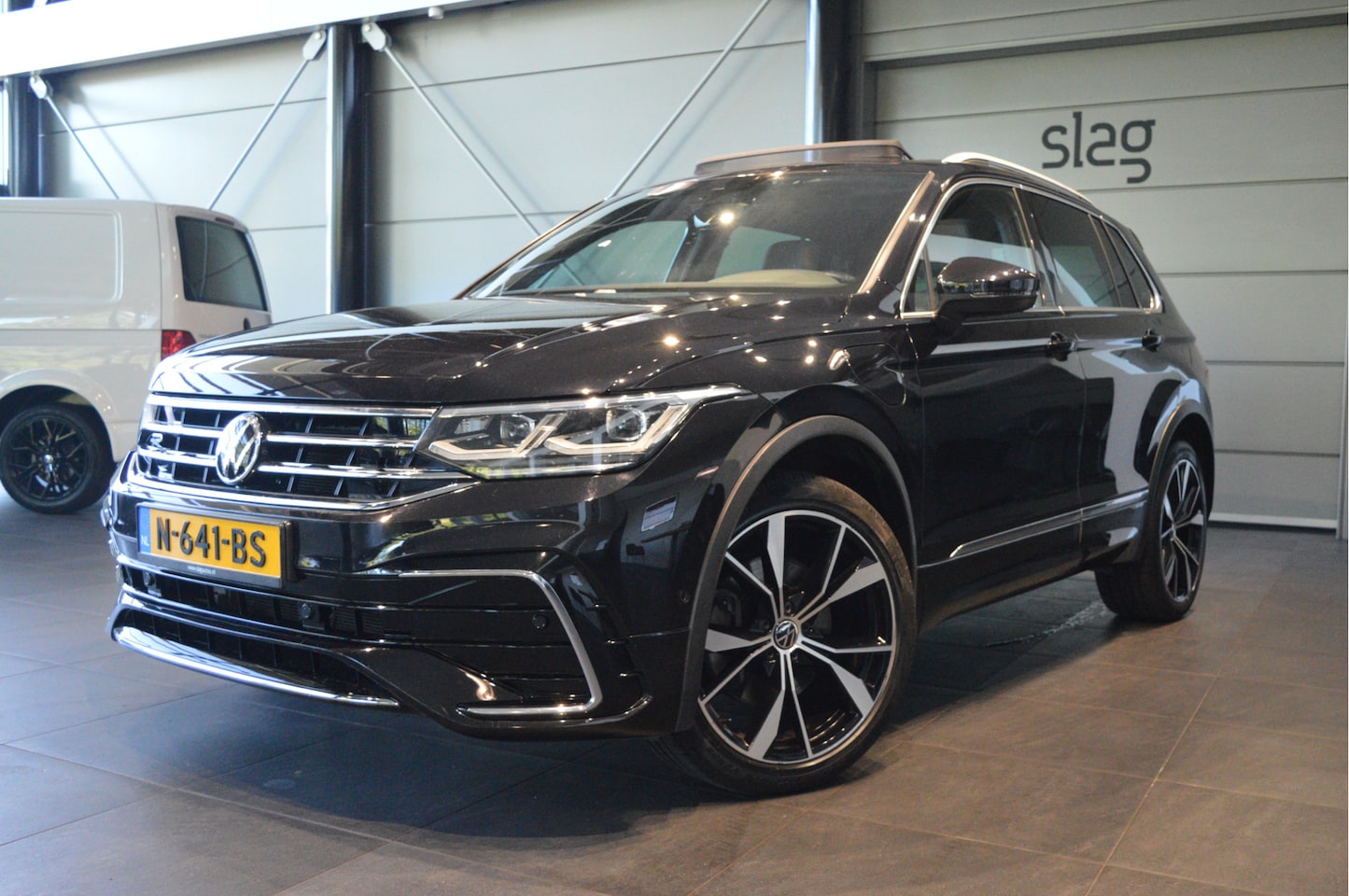 Volkswagen Tiguan - 1.4 TSI eHybrid 3X R-LINE pano leer camera trekhaak 20 inch !! - AutoWereld.nl