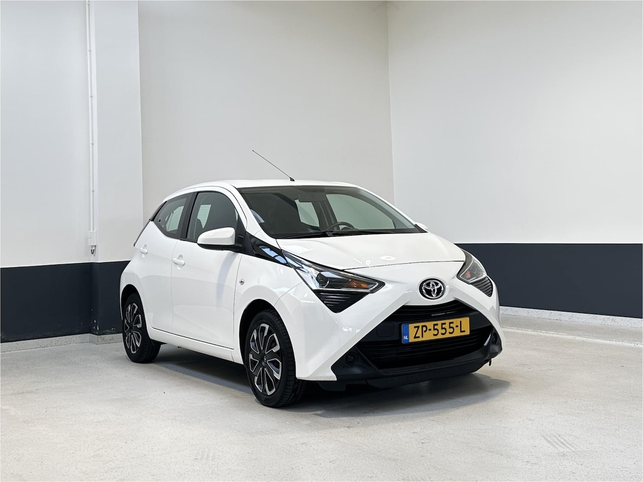 Toyota Aygo - 1.0 VVT-i x-play limited |2 Eig | NL | Camera | Carplay/Androdi auto | Navigatie middels s - AutoWereld.nl