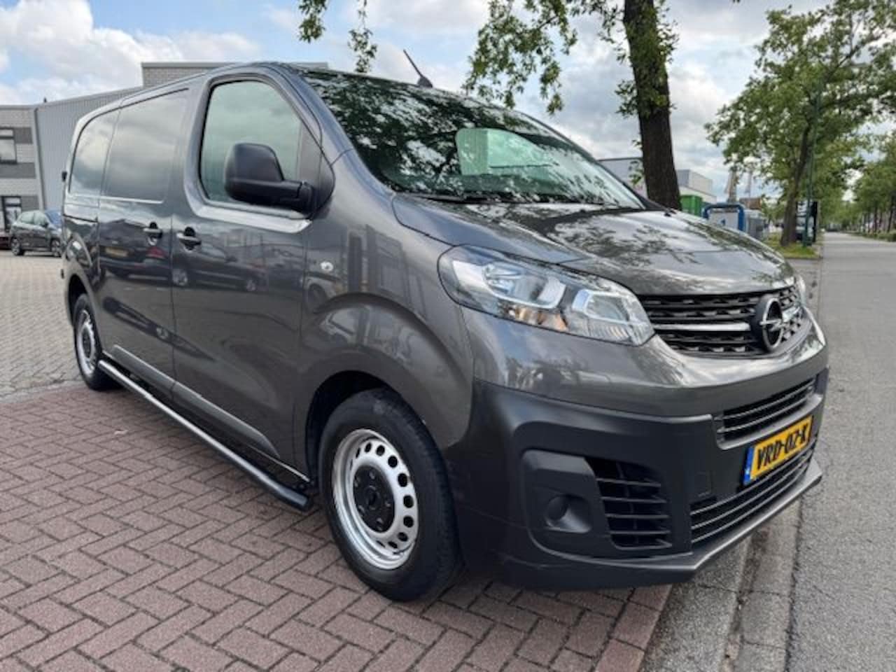 Opel Vivaro - 2.0 CDTI 145pk L2 H1 Edition 3Persoons Airco,Cruisecontrol,Navigatie Nette Auto - AutoWereld.nl