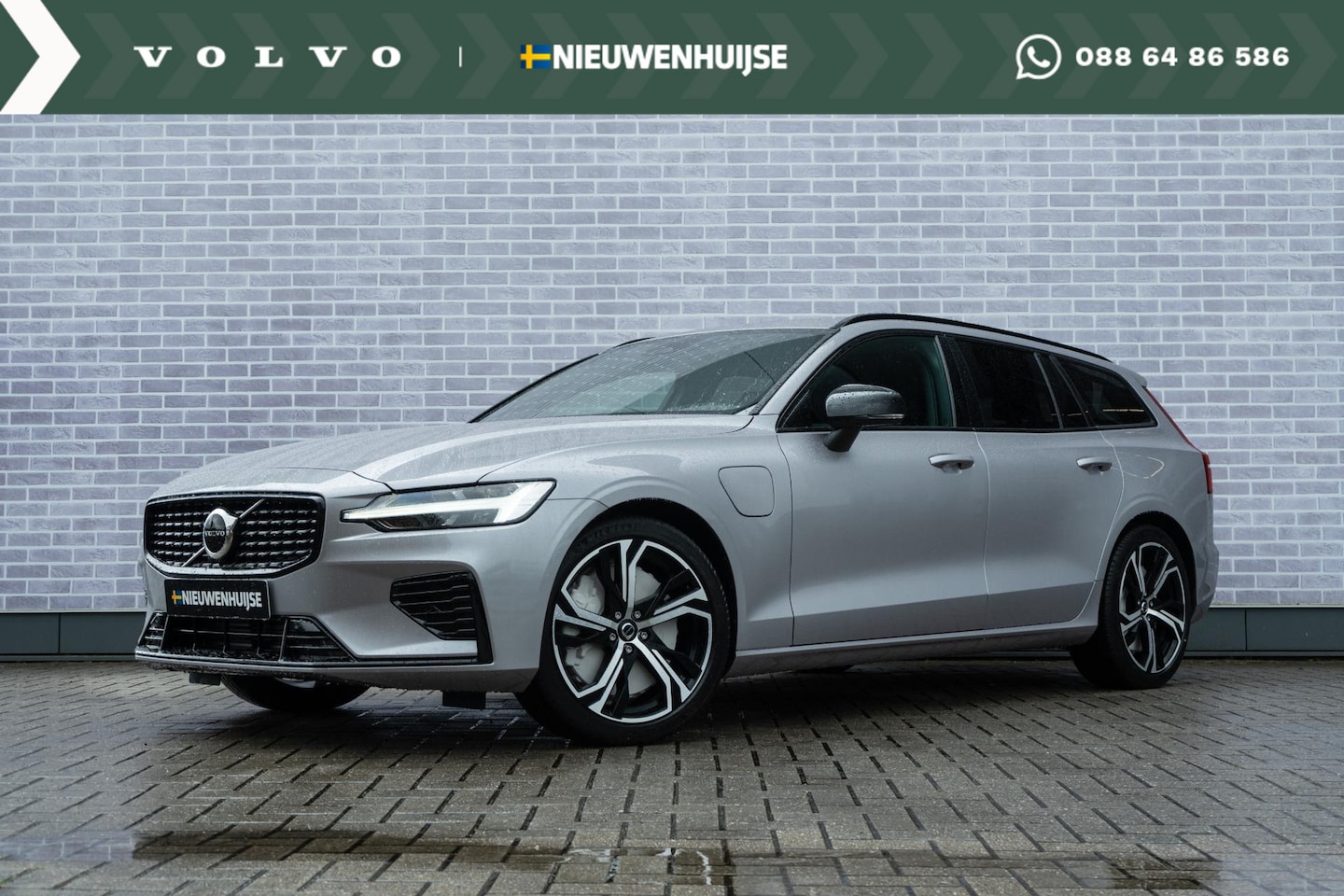Volvo V60 - T6 AWD 350 PK Plug-in hybrid Plus Dark | Extra getint glas | Verw.stoelen V+A | Parkeercam - AutoWereld.nl