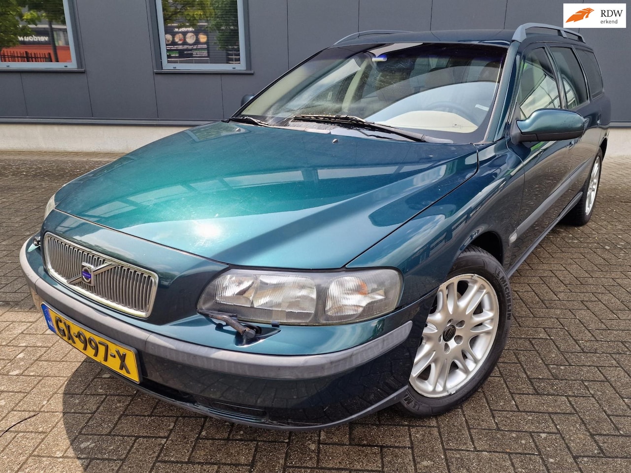 Volvo V70 - 2.3 T-5 Geartr. C.L 2.3 T-5 Geartr. C.L, netto € 4.750, bijtelvriendelijk! - AutoWereld.nl