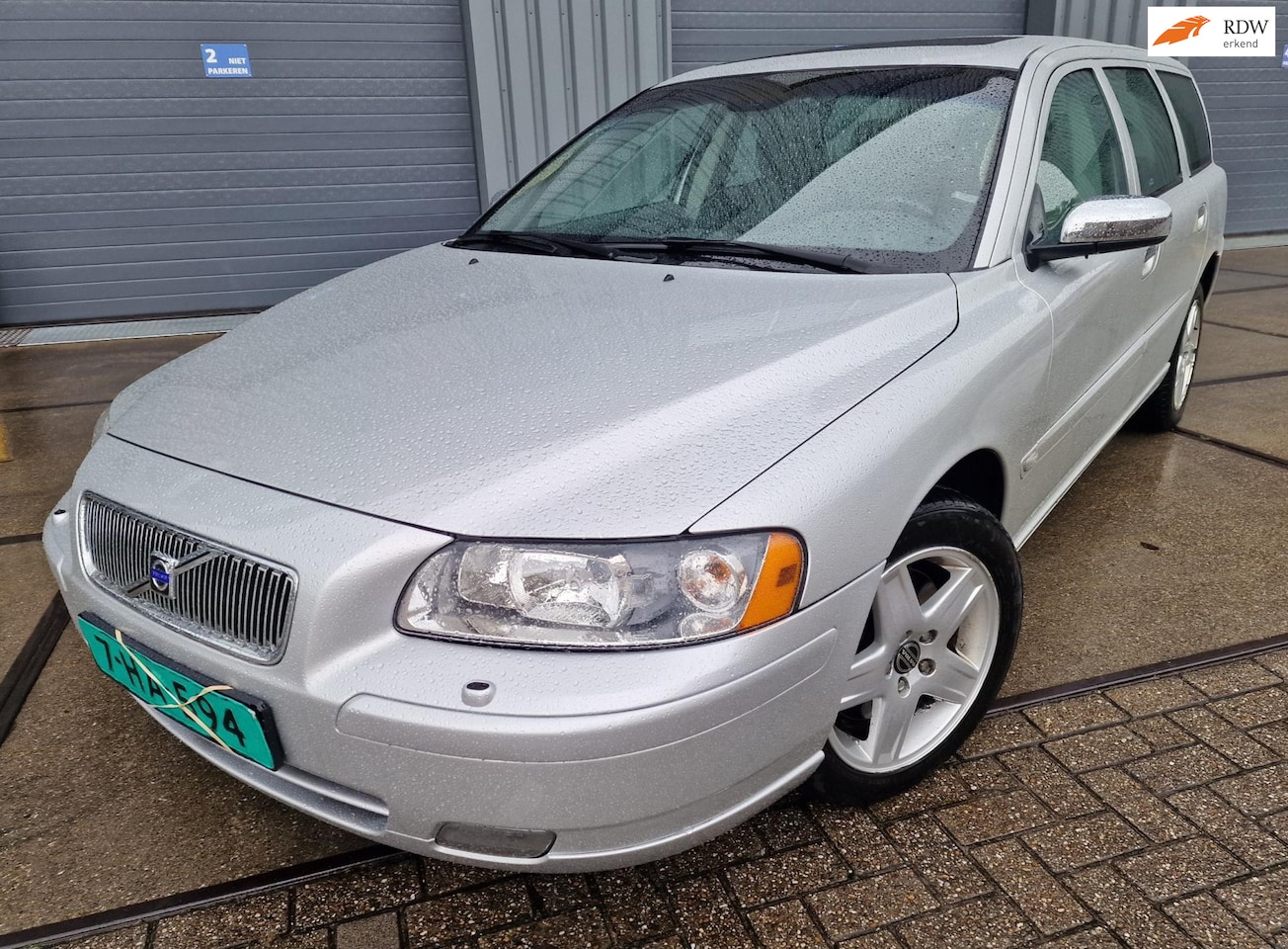 Volvo V70 - 2.5T AWD Momentum 2.5T AWD Momentum, netto € 7.250, schuifdak, etc., bijtelvriendelijk! - AutoWereld.nl