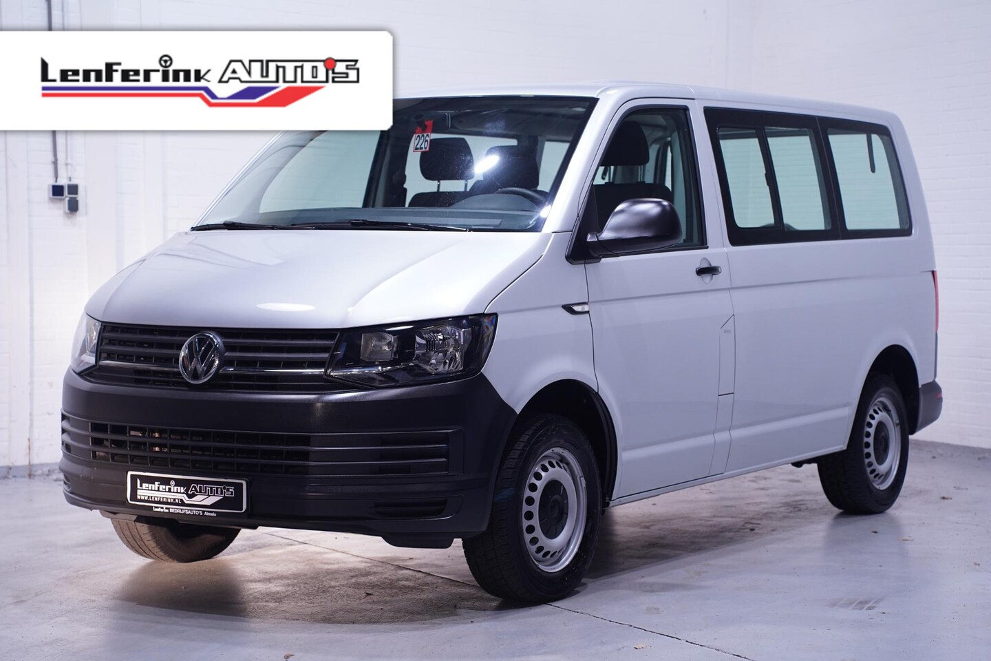 Volkswagen Transporter - 2.0 TDI 102 pk L1H1 Windowvan Airco PDC achter, 3-Zits - AutoWereld.nl