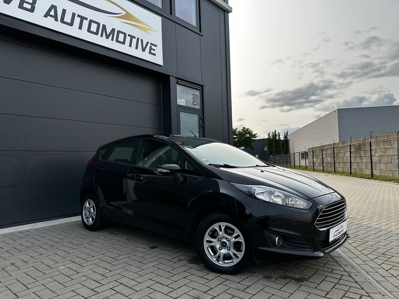 Ford Fiesta - 1.0 EcoBoost Titanium | Stoelverwarming | Airco | Facelift | 101PK | Bluetooth | LM Velgen - AutoWereld.nl