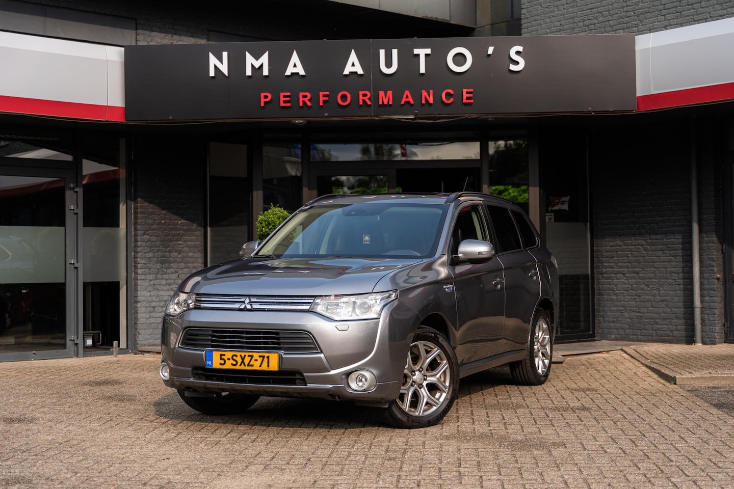 Mitsubishi Outlander - 2.0 PHEV Instyle+ NAP ACC GARANTIE BLUETOOTH LEER DAK - AutoWereld.nl