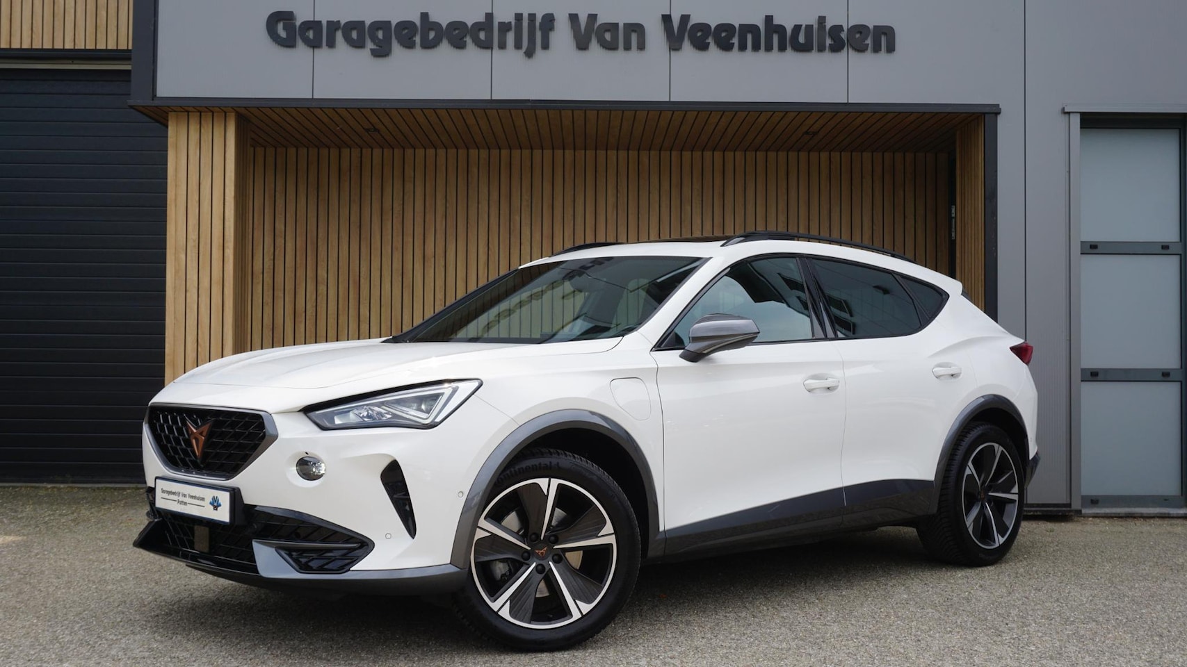 CUPRA Formentor - 1.4 e-Hybrid 204pk Pano.Dak Leder LED Ambiance Light Keyless 18inch LM *Nieuwstaat* 21546k - AutoWereld.nl