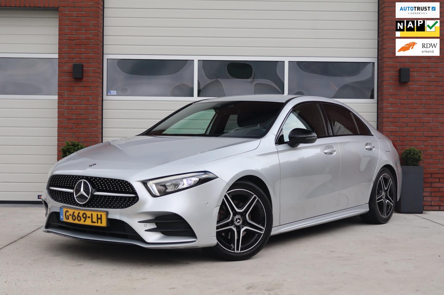 Mercedes-Benz A-klasse - 200 163pk Limousine AMG-Line Business Solution - Widescreen - 18 inch - Camera - Alcantara - AutoWereld.nl