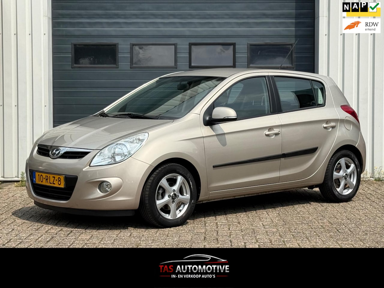Hyundai i20 - 1.4i i-Motion 2e EIG / AUTOMAAT / NAVI / AIRCO - AutoWereld.nl