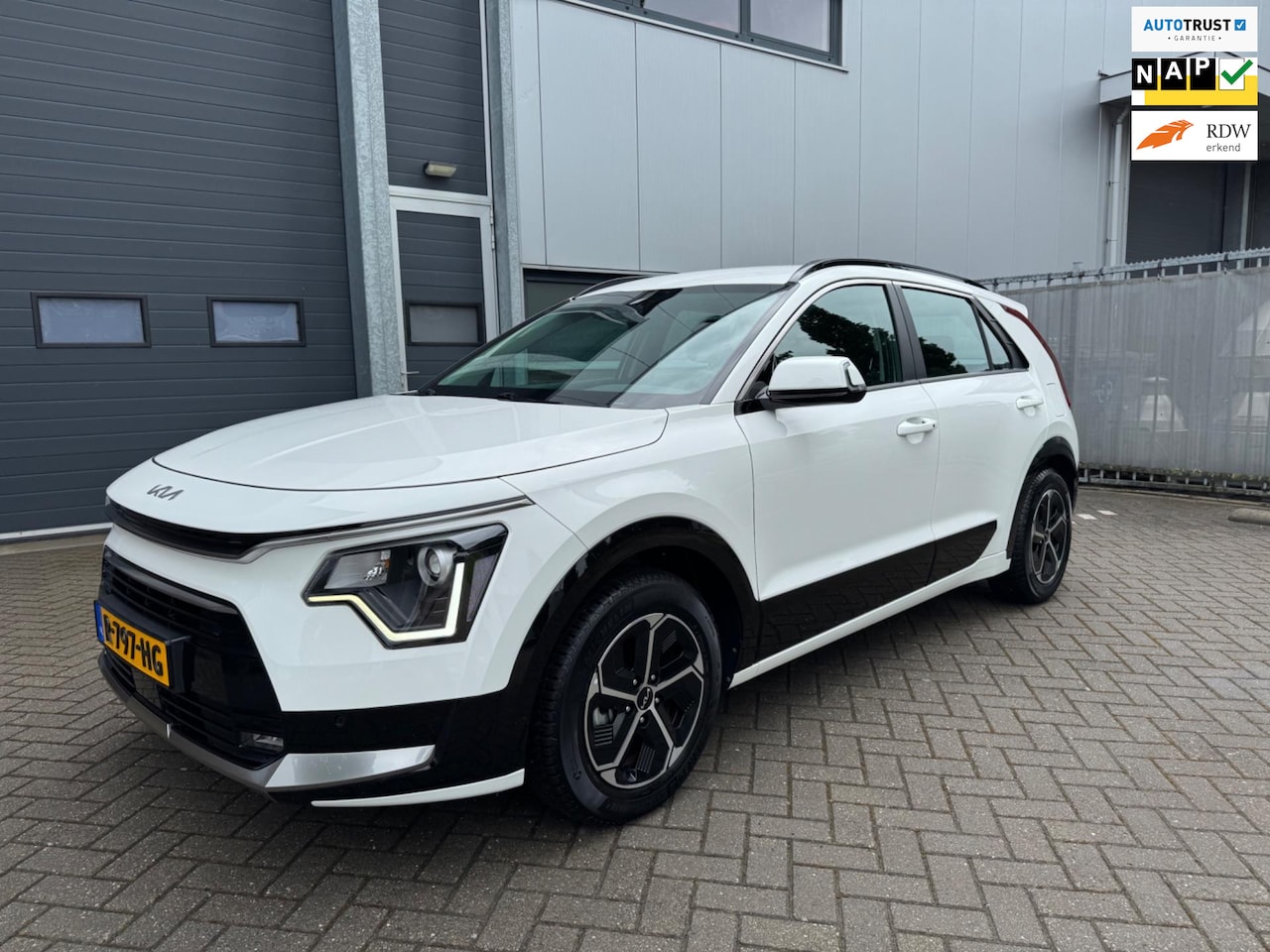 Kia Niro - 1.6 GDi Hybrid DynamicLine 1.6 GDi Hybrid DynamicLine, Half leder, Camera, Sensoren, Keyless entry, etc. - AutoWereld.nl