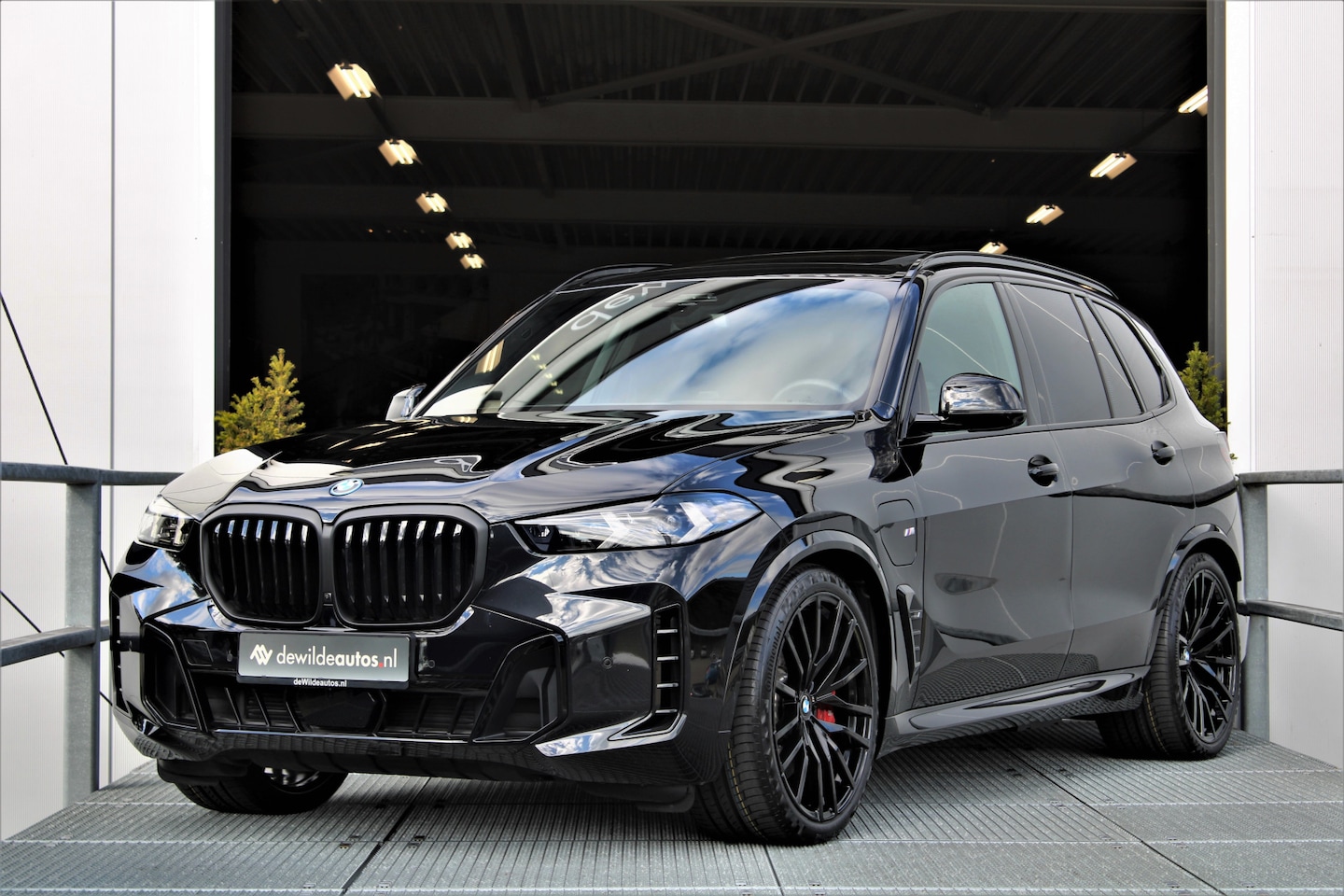 BMW X5 - xDrive50e M-sport 489pk M-seats 4-wielsturing Pano Carbon SoftClose Trekhaak - AutoWereld.nl