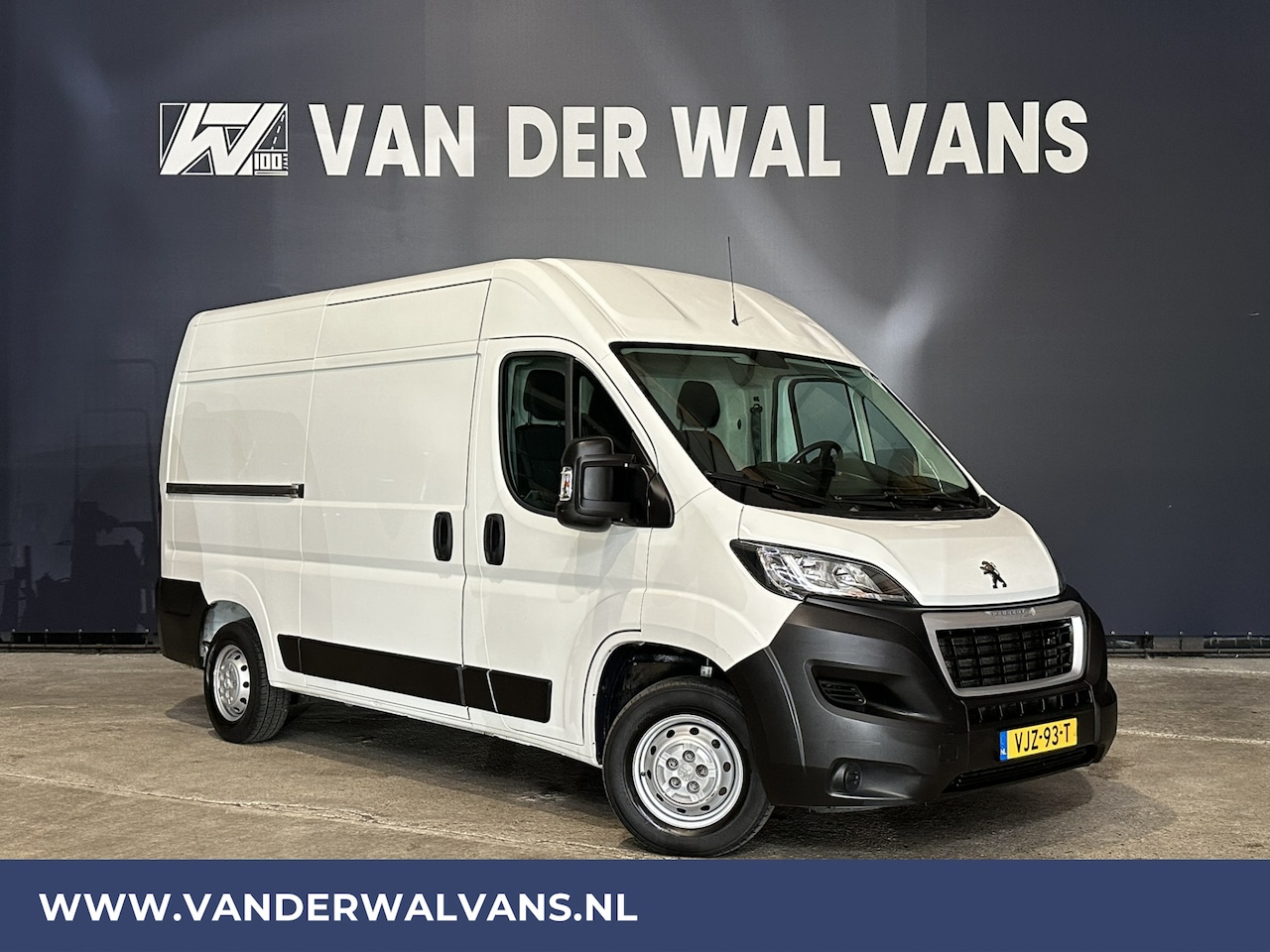 Peugeot Boxer - 2.2 BlueHDi 140pk L2H2 Euro6 Airco | Camera | Navigatie | 2500kg Trekhaak Cruisecontrol, P - AutoWereld.nl