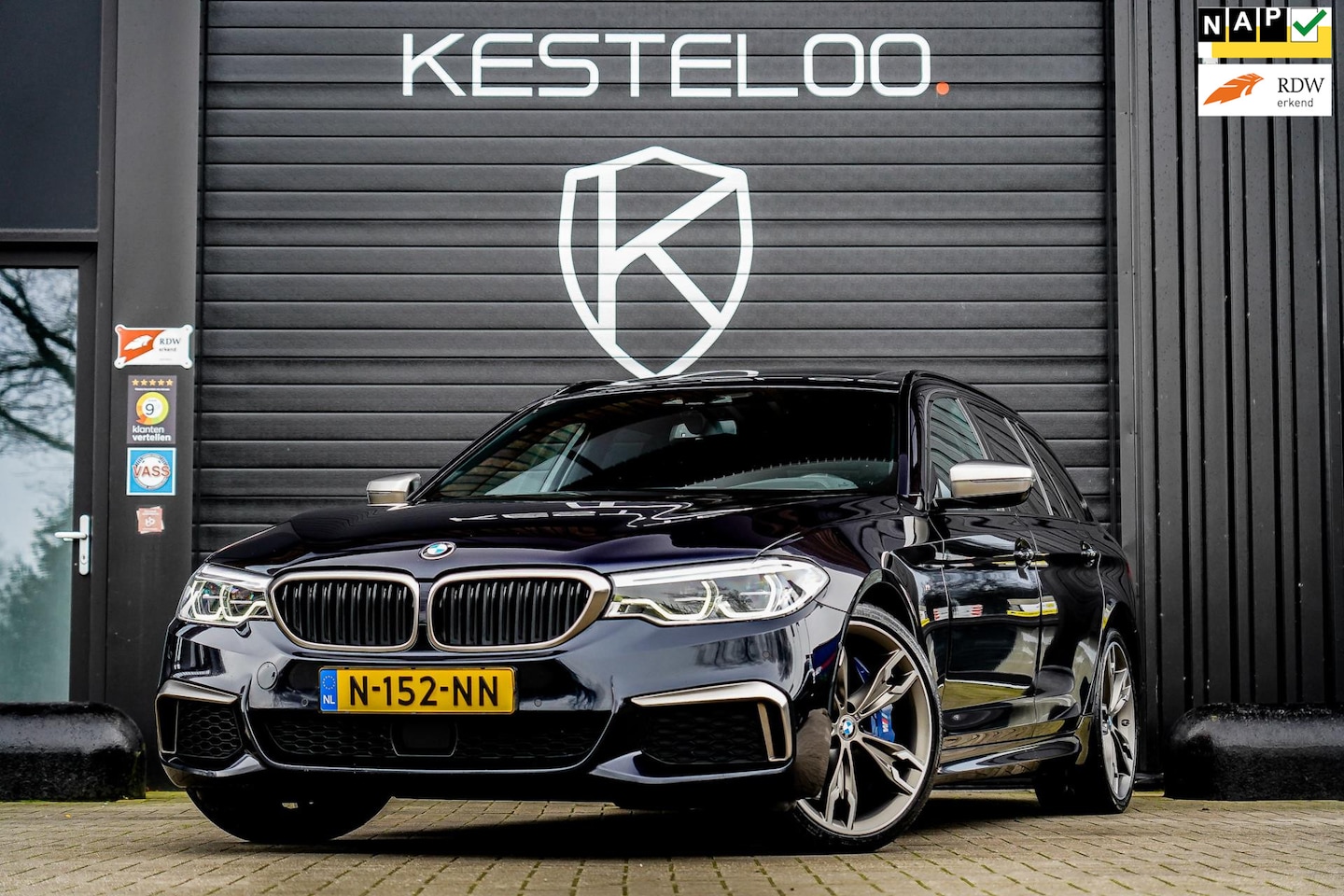 BMW 5-serie Touring - M550d xDrive 400 PK PANO/TREKHAAK/ACC/STANDKACHEL/CARBONZWART/20"/FULL - AutoWereld.nl