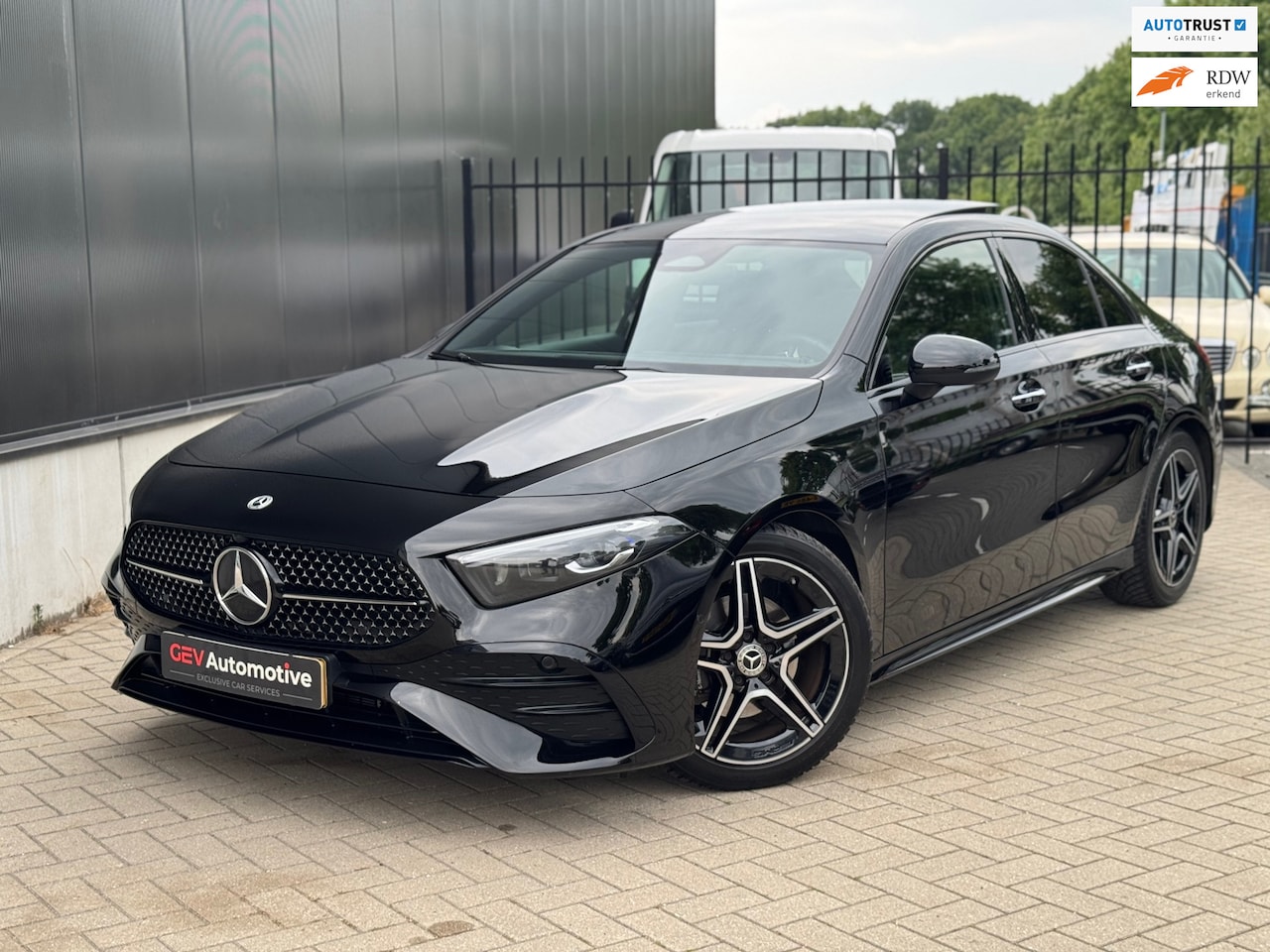 Mercedes-Benz A-klasse - 180 AMG Night | Panorama | Ambient | Camera | Stoelverwarming - AutoWereld.nl
