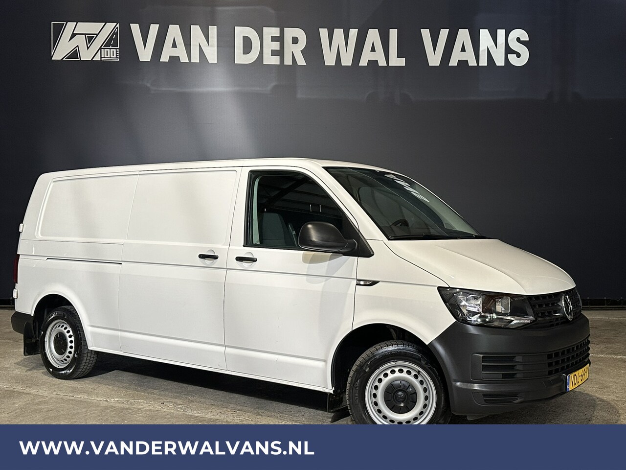 Volkswagen Transporter - 2.0 TDI L2H1 Euro6 Airco | Navigatie | Cruisecontrol | Trekhaak | Leder stuurwiel Parkeers - AutoWereld.nl