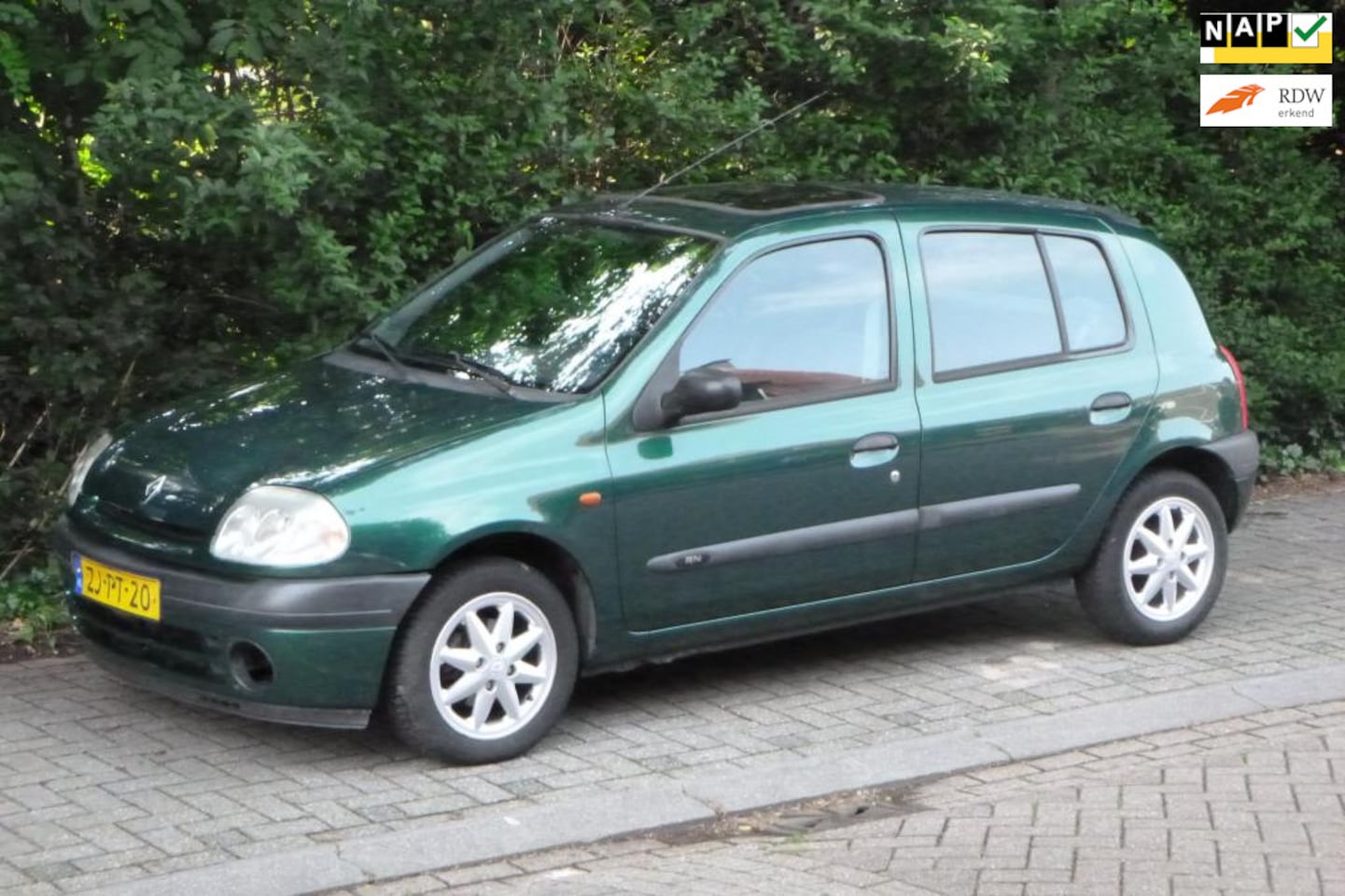 Renault Clio - 1.4 RT APK t/m sept Rijdt en schakelt goed!!! - AutoWereld.nl