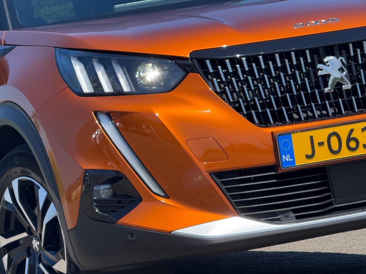 Peugeot 2008 - 1.2 PureTech GT-Line 130pk Automaat - Orange Fusion - Chique - AutoWereld.nl