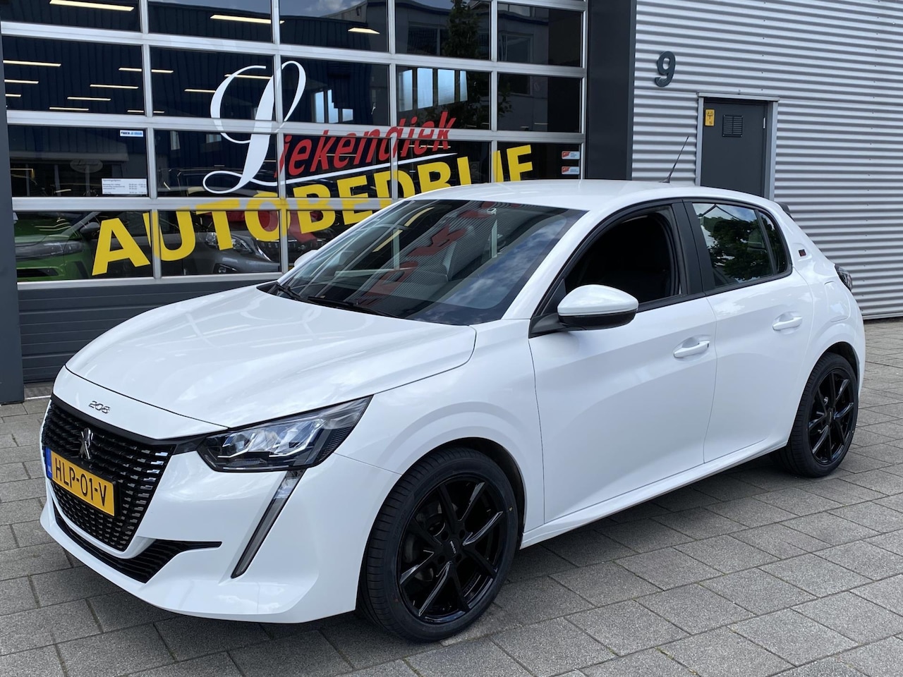 Peugeot 208 - 1.2 PureTech OUTLAW Edition - Apple CarPlay / Navigatie I Airco I LED I PDC I 68.000 KM -D - AutoWereld.nl