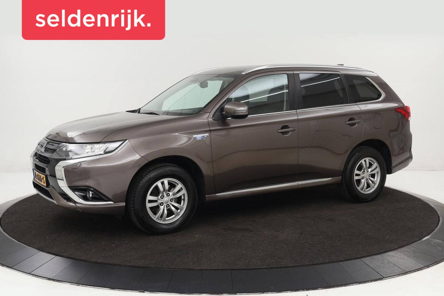 Mitsubishi Outlander - 2.0 PHEV Pure | Trekhaak | Carplay | Camera | Half leder | Keyless | Climate control | Cru - AutoWereld.nl