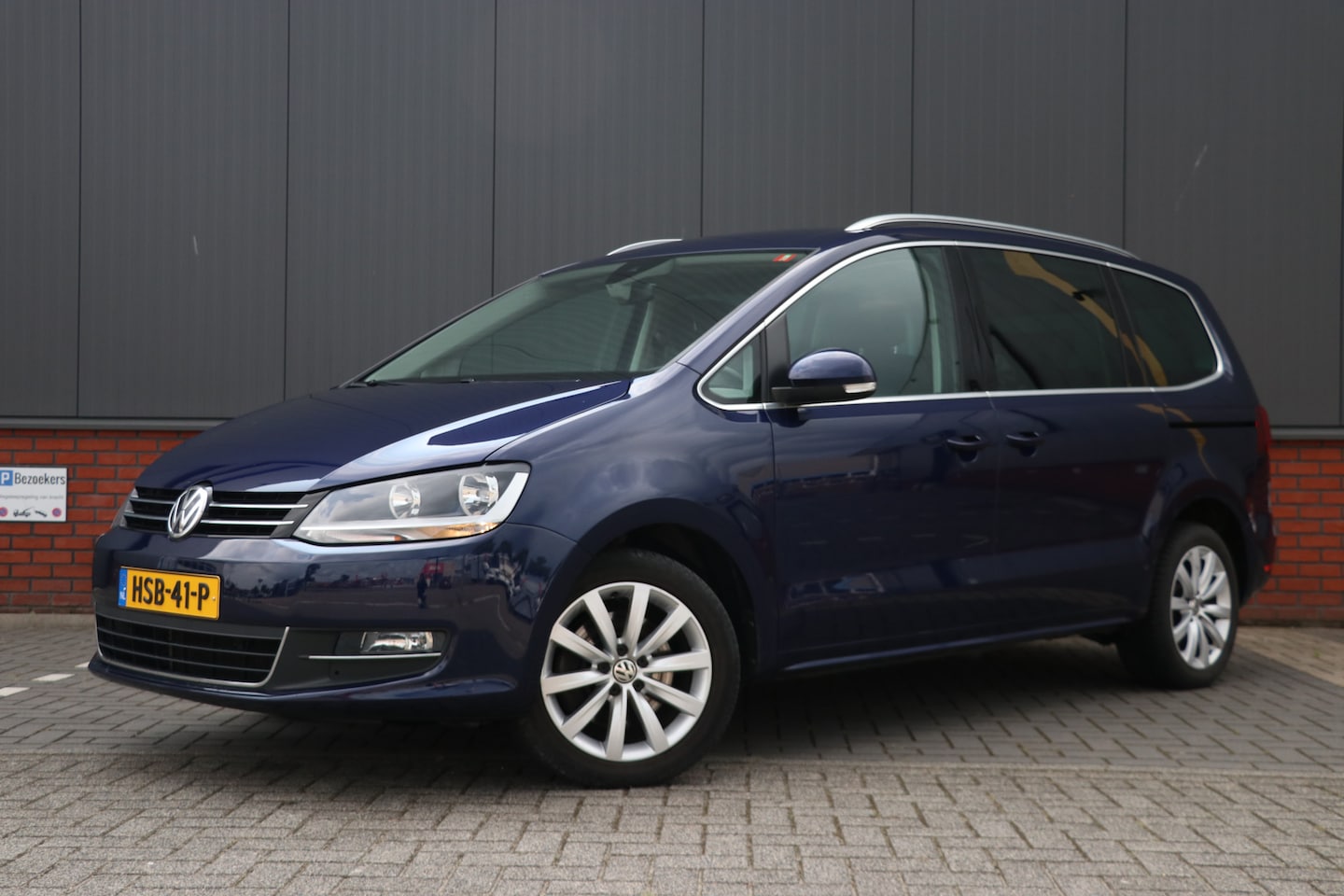 Volkswagen Sharan - 1.4 TSI Exclusive Series 7 zits | Kinderzit | leer | seperate airco | - AutoWereld.nl