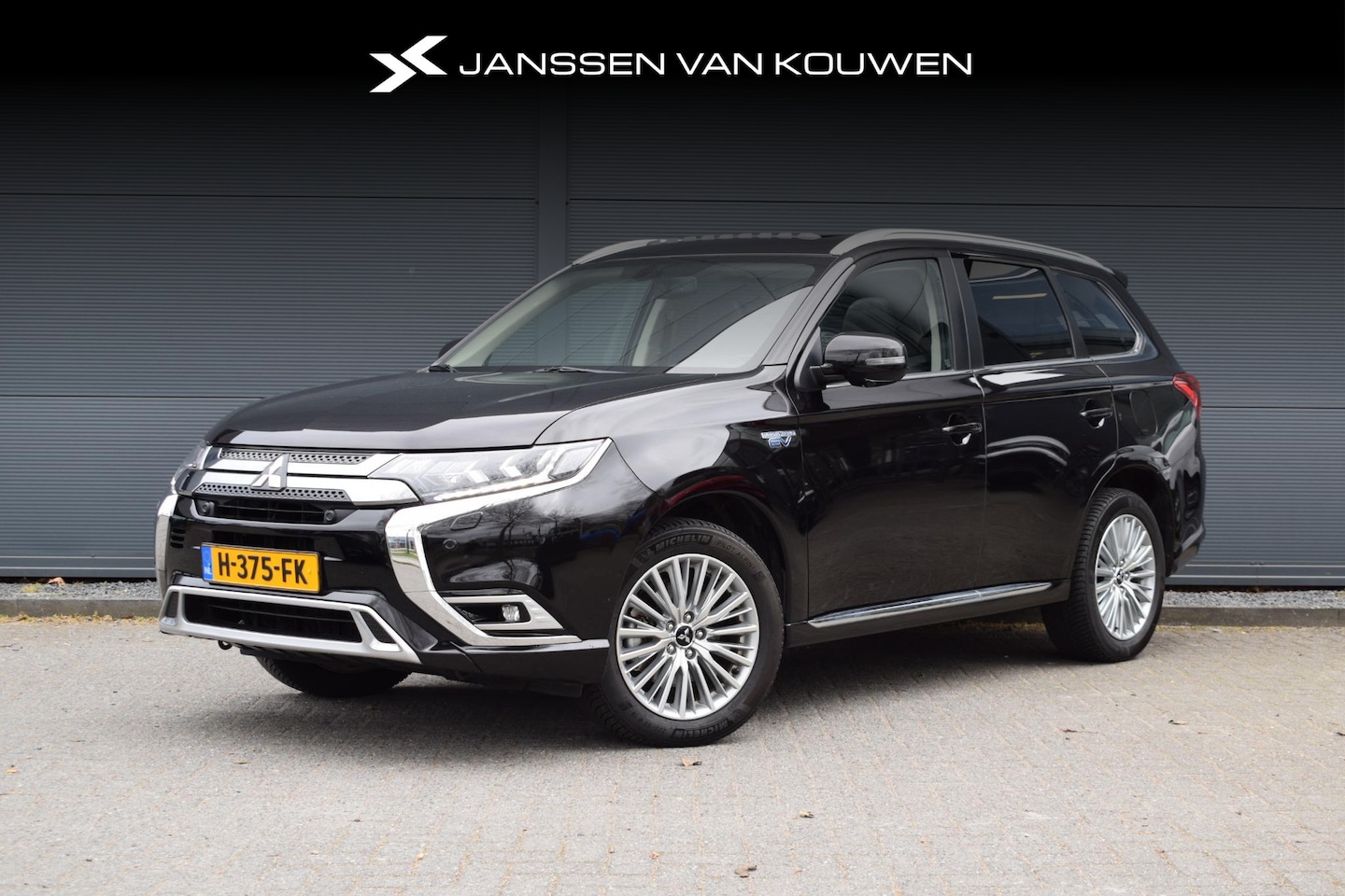 Mitsubishi Outlander - 2.4 PHEV Intense+ / Schuifdak / Stoelverwarming / Leder/Alcantara - AutoWereld.nl