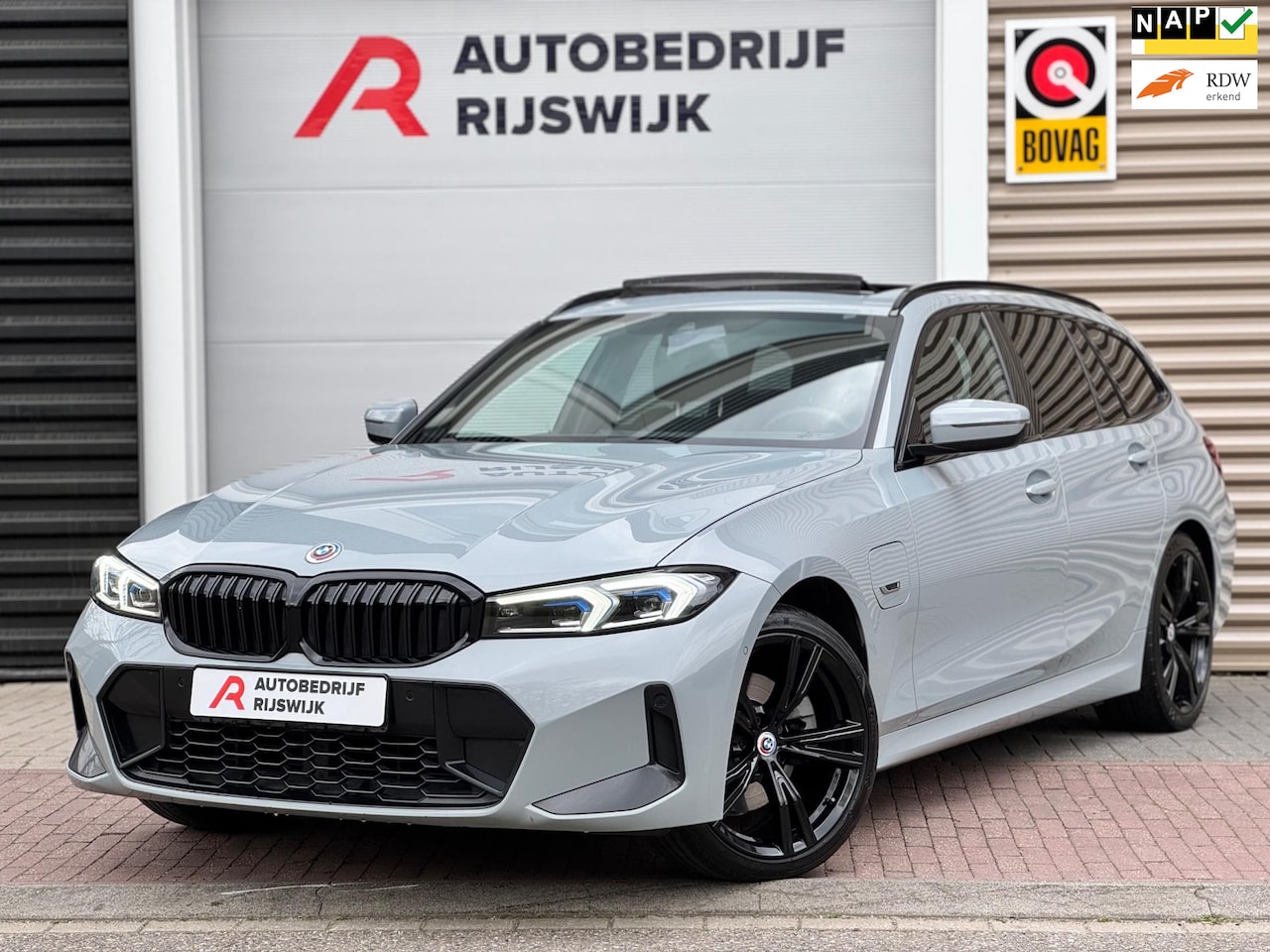 BMW 3-serie Touring - 330e xDrive Pano/Trekhaak/Camera - AutoWereld.nl