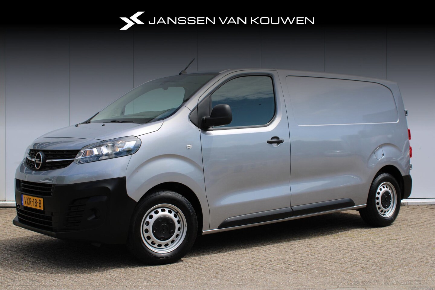 Opel Vivaro - 1.5 BlueHDi 120 pk L2 Parkeercamera / Cruise-controle / Carplay / Android Auto - AutoWereld.nl