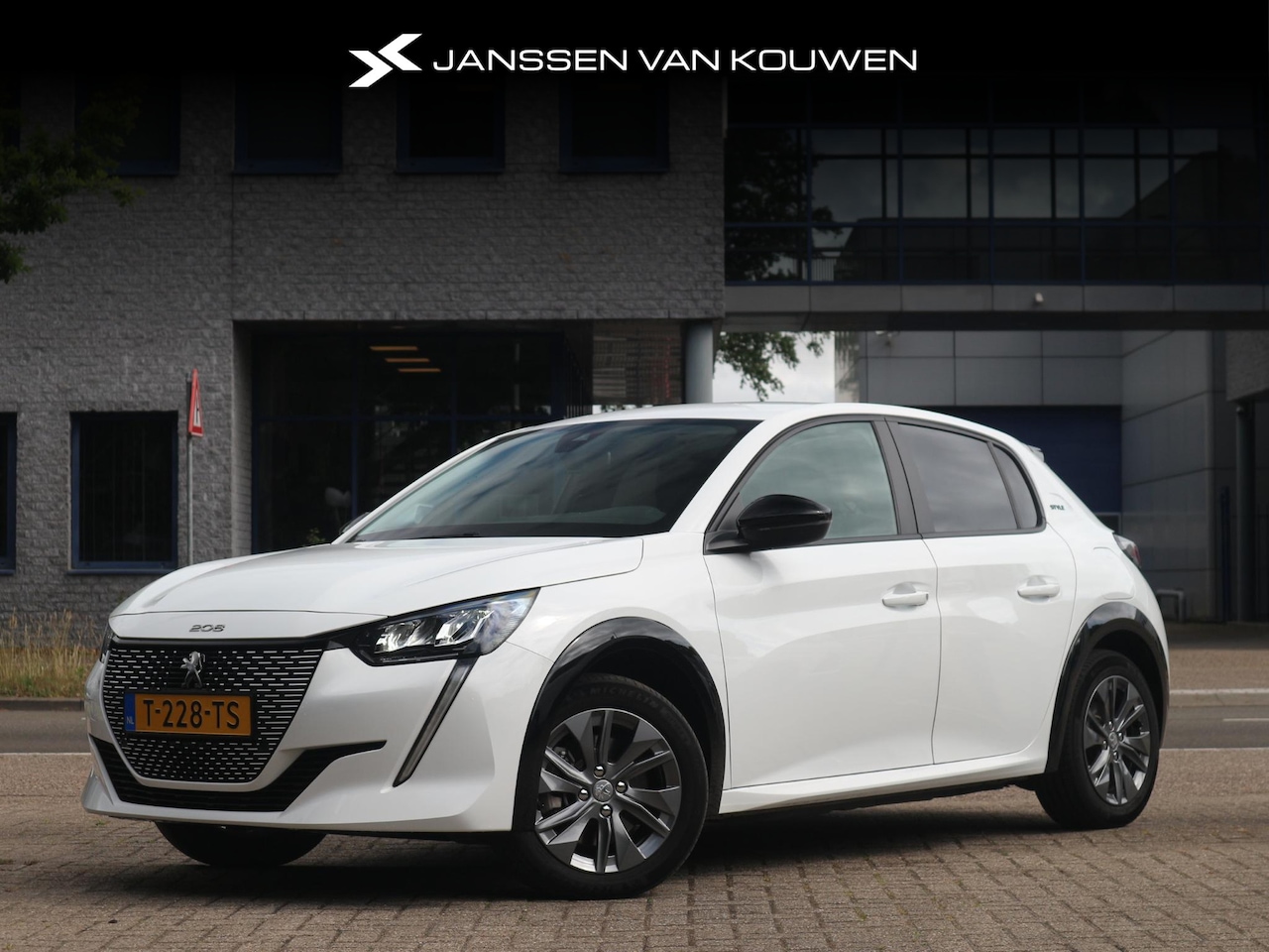 Peugeot e-208 - EV Style 50 kWh / Apple CarPlay / Achteruitrijcamera / Parkeersensoren - AutoWereld.nl
