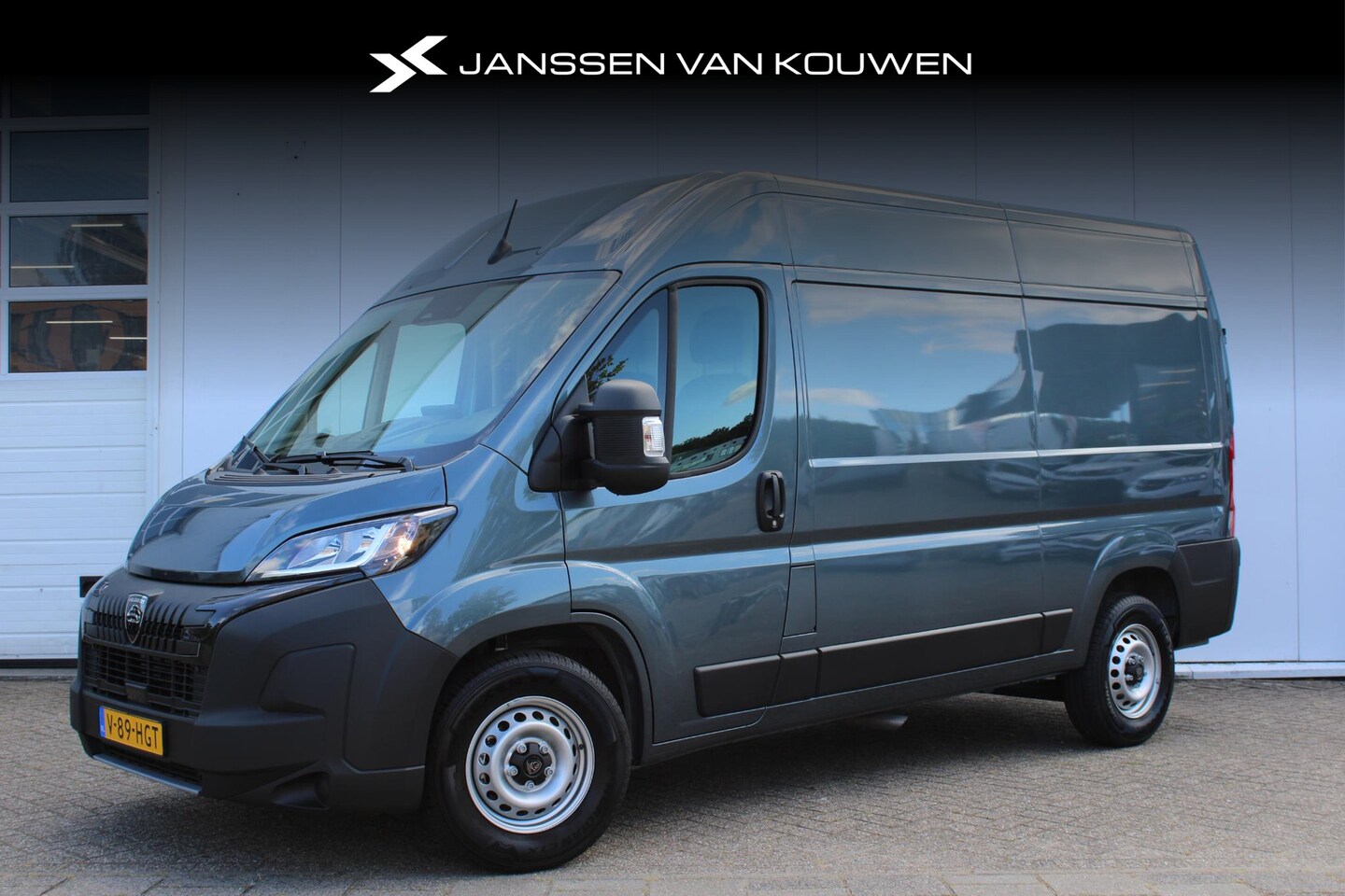 Peugeot Boxer - 2.2 BlueHDi 140 pk automaat L2H2 3.5t Trekhaak / Navigatie / Cruise-Control - AutoWereld.nl