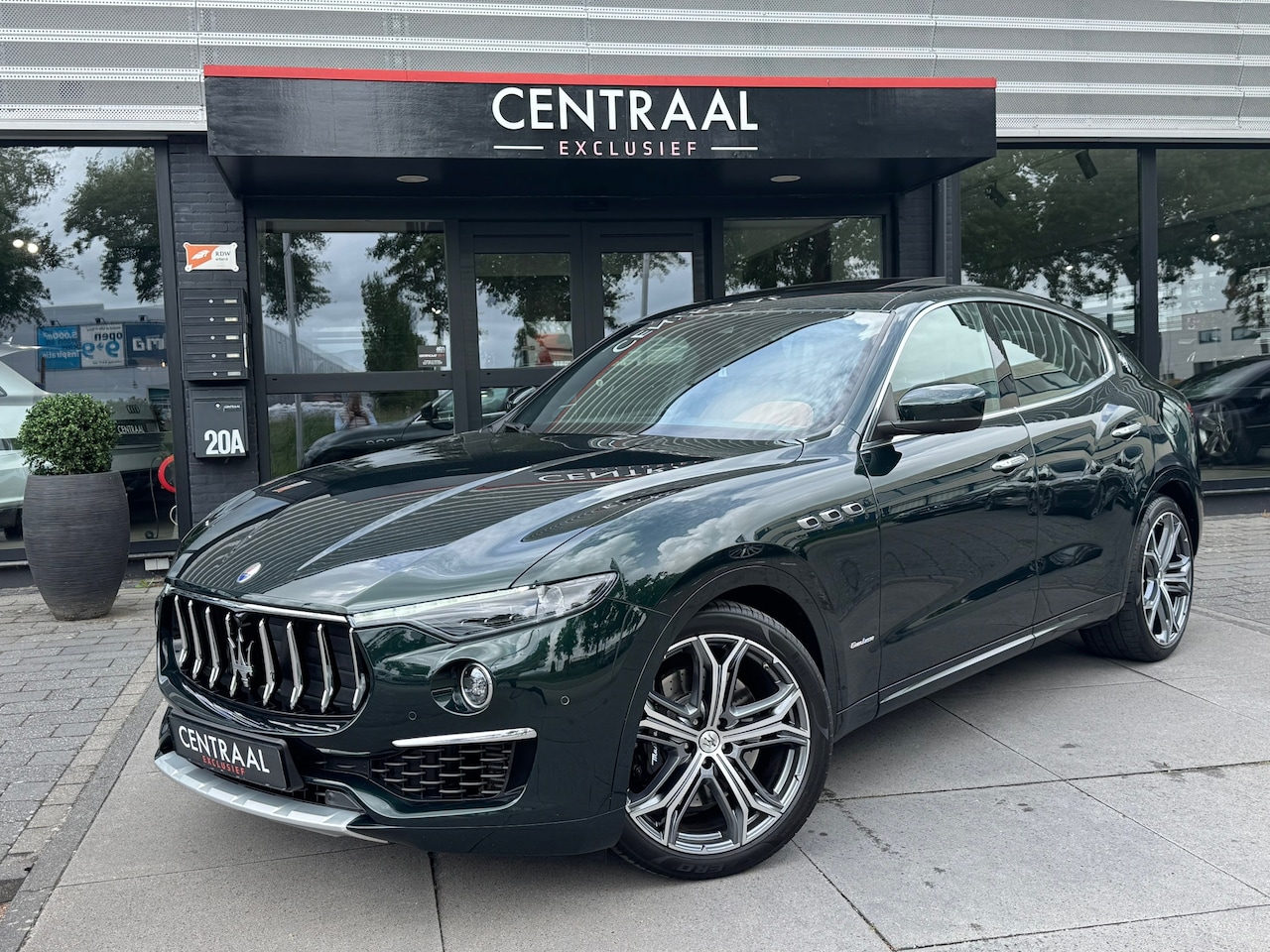 Maserati Levante - 3.0 V6 AWD GranLusso|Pano|NL-Auto|Luchtvering|Harman&Kardon|Carbon|Memory|Leder - AutoWereld.nl