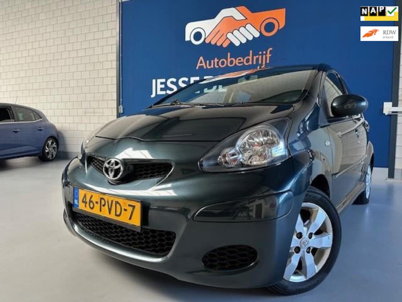 Toyota Aygo - 1.0-12V Aspiration Green Navigator 1.0-12V Aspiration Green Navigator,bj.2011,airco,5 deurs,half leder,sportvelgen,APK 12/202 - AutoWereld.nl