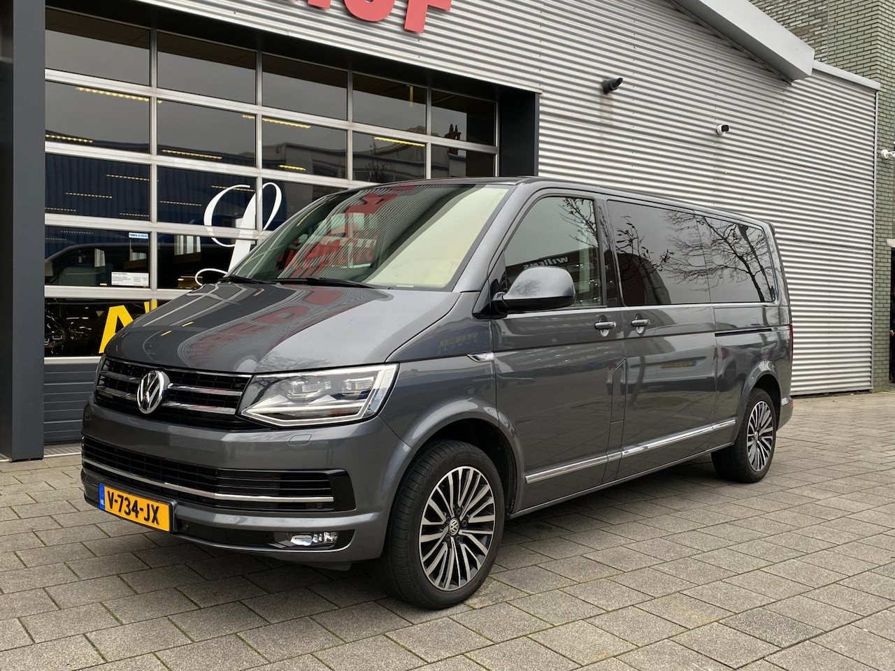 Volkswagen Transporter - 2.0 TDI L2H1 DC AUTOMAAT I Leer I Navigatie I SUPER DIKKE BUS - AutoWereld.nl