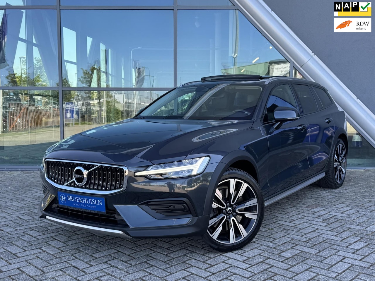 Volvo V60 Cross Country - 2.0 T5 AWD Pro Polstar Getuned 310pk Panoramadak / Harmon Kardon / Camera / HU Display - AutoWereld.nl