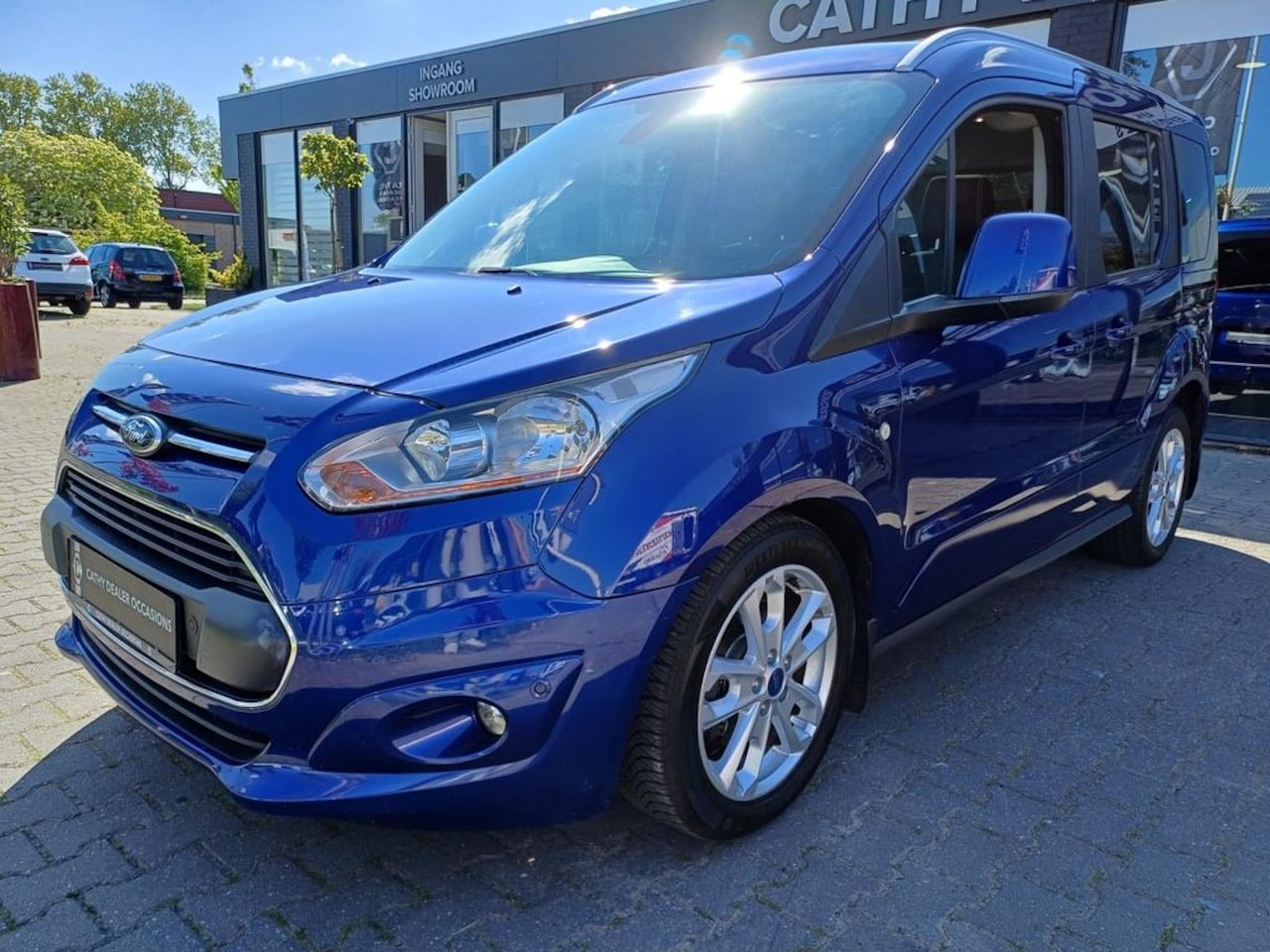 Ford Tourneo Connect Compact - 1.6 150PK Titanium Automaat Panoramadak Camera Trekhaak LMV - AutoWereld.nl