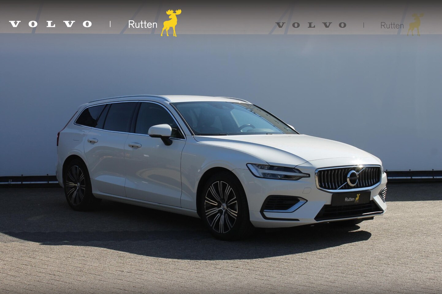 Volvo V60 - T6 350PK Plug-in hybrid AWD Plus Bright Long Range / 19" lichtmetalen velgen / Harman Kard - AutoWereld.nl