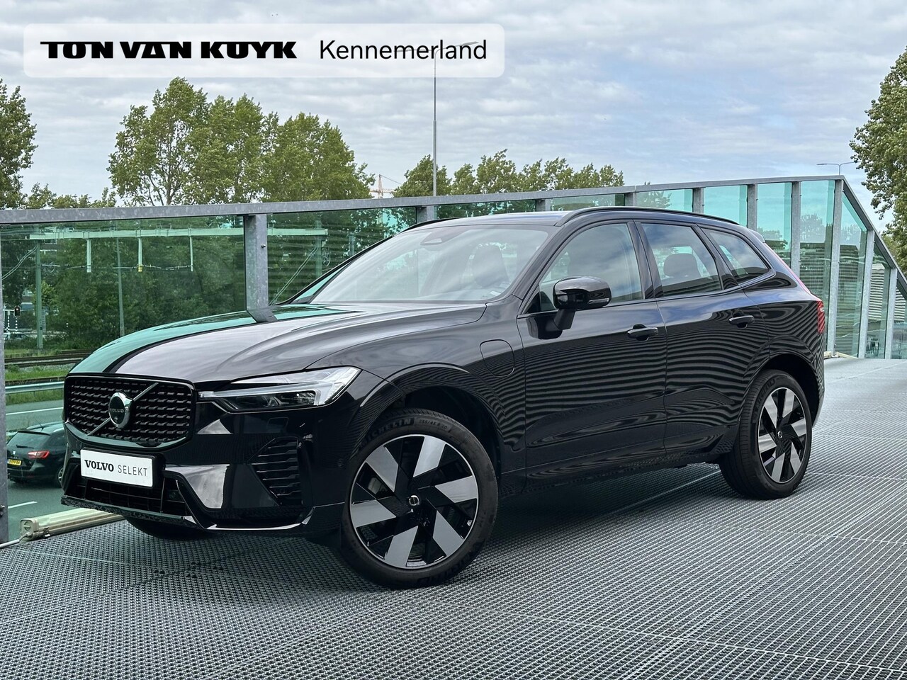Volvo XC60 - 2.0 T6 Plug-in hybrid AWD Plus Dark / Trekhaak/ Pano. dak / 360 camera / Elek. verstelbare - AutoWereld.nl