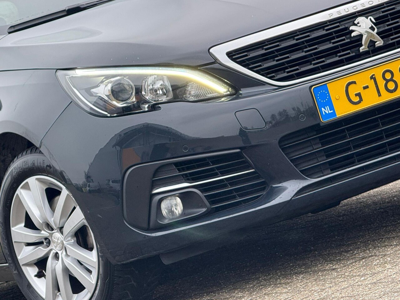 Peugeot 308 SW - 1.2 PureTech Blue Lease 110pk Executive - Gris Haria - Keurig - AutoWereld.nl
