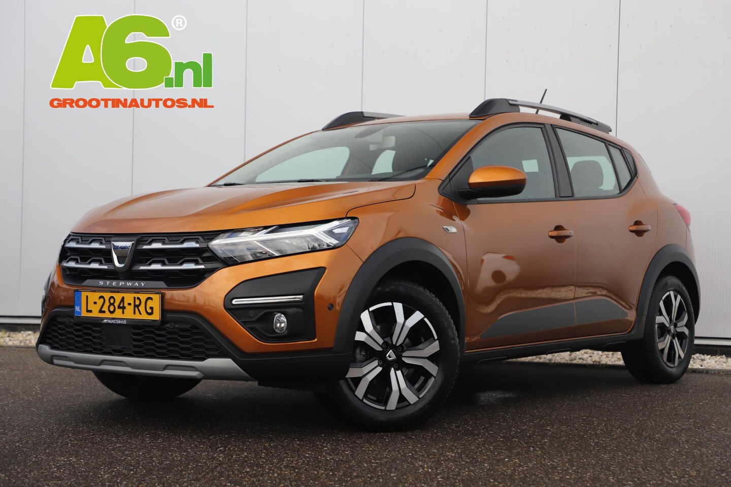 Dacia Sandero Stepway - 1.0 TCe 100 Bi-Fuel Comfort Keyless Navigatie Carplay Android 16 inch LMV Clima Cruise Ach - AutoWereld.nl