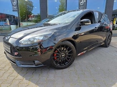 Ford Focus - 2.0 EcoBoost ST-3 250PK Recaro 19" LMV Xenon Keyless PDC Climate Cruise