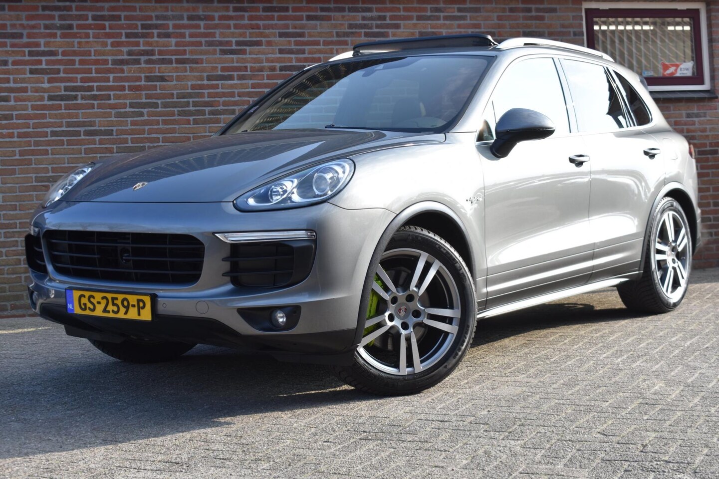 Porsche Cayenne - 3.0 S E-Hybrid '15 Pano Sport chrono Leder LED Inruil mogelijk - AutoWereld.nl