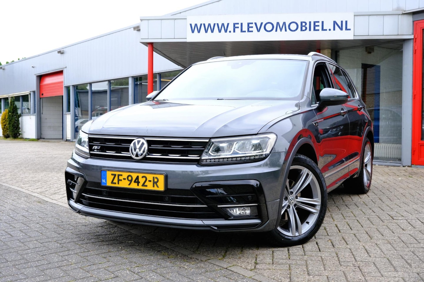 Volkswagen Tiguan - 1.5 TSI 150pk ACT Highline R-Line Aut.Pano|1e Eig|Alcantara|Navi|Virtual Displ|LMV - AutoWereld.nl