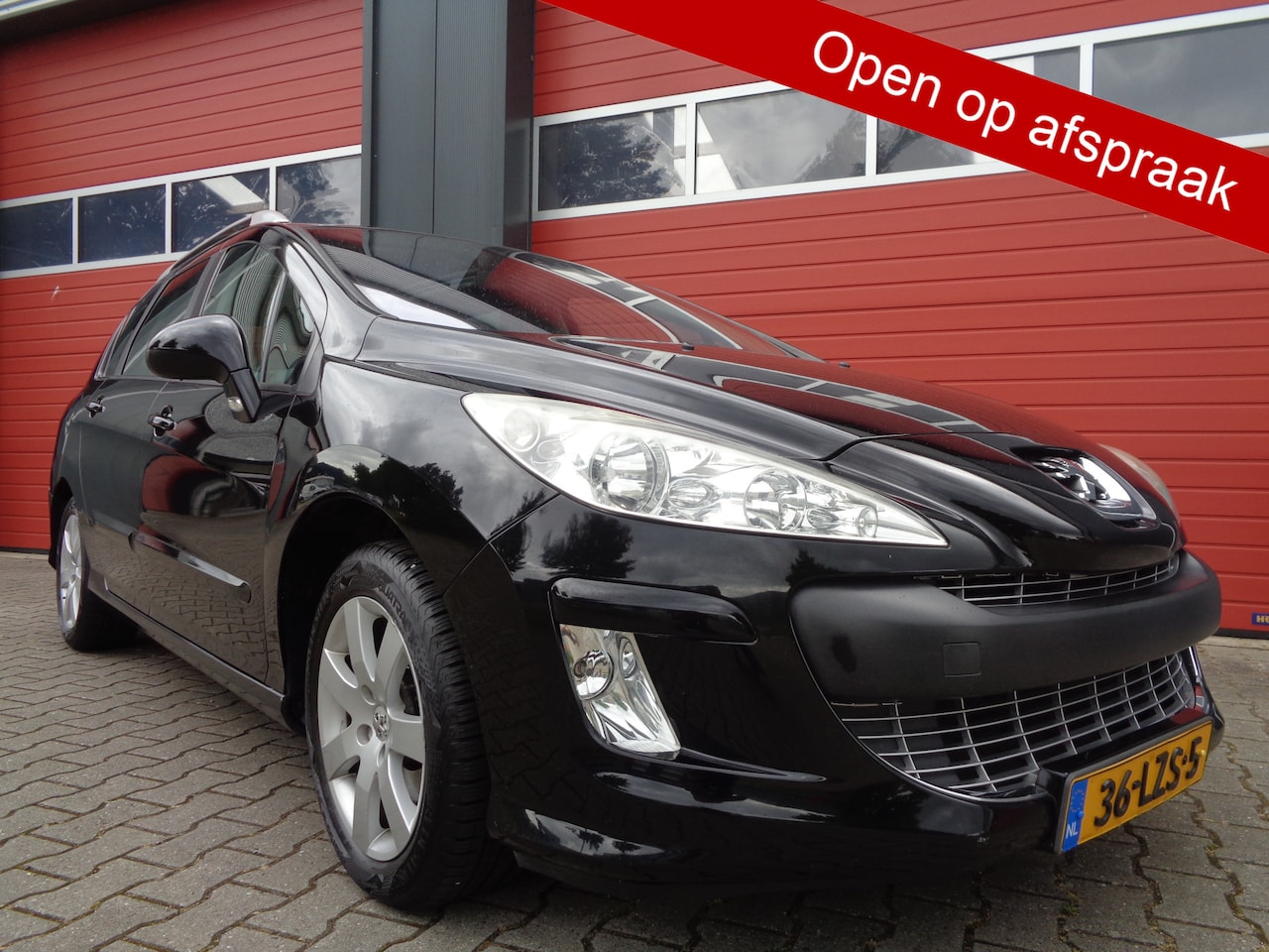 Peugeot 308 SW - 1.6 XT 150PK Clima Cruise Pano-Dak 6-BAK LMV Trekhaak NL-Auto - AutoWereld.nl