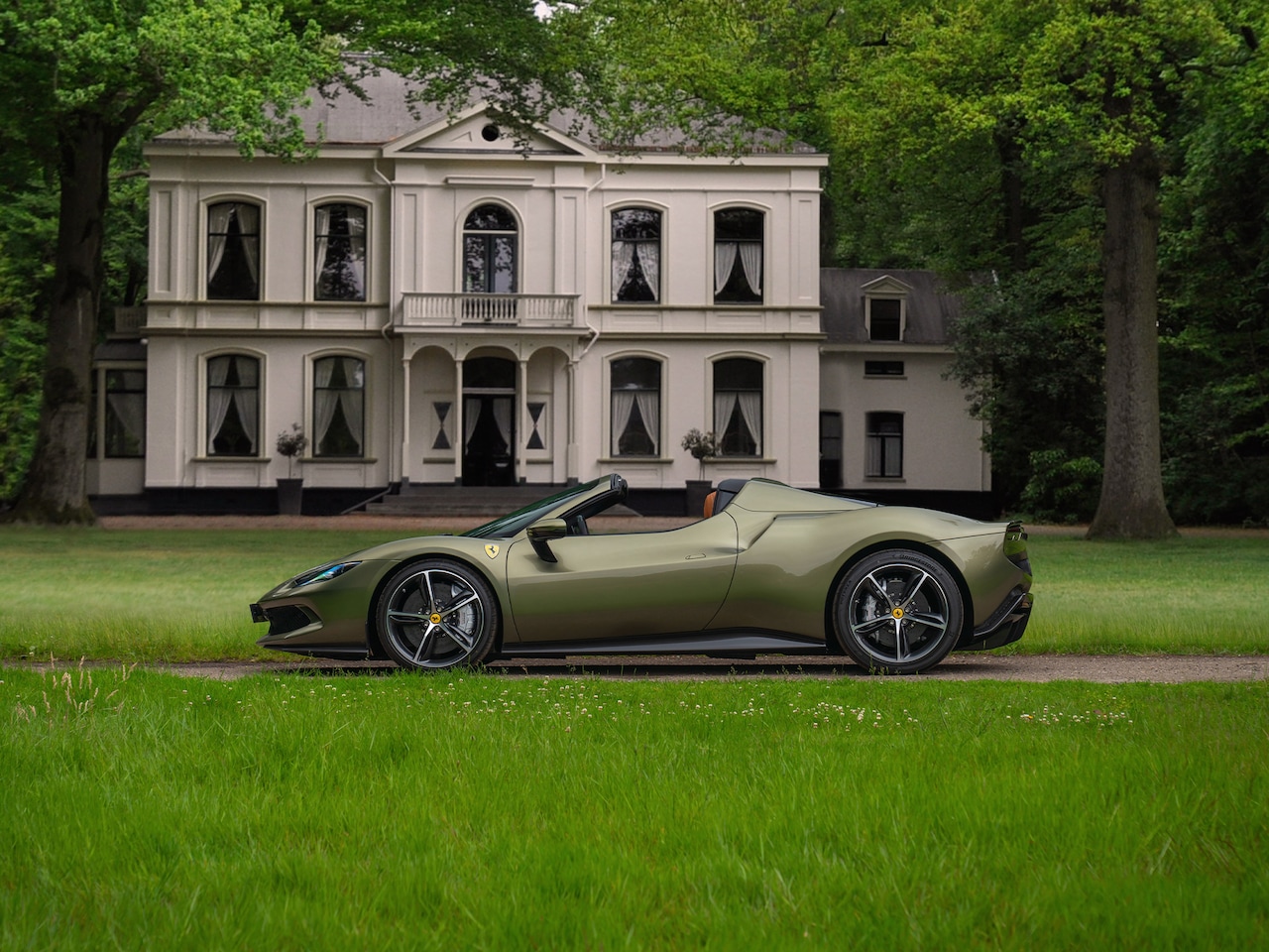Ferrari 296 GTS - 3.0 V6 | Verde Masoni | Atelier | New Car | Full carbon | Lift - AutoWereld.nl