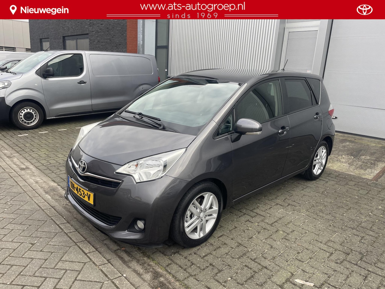 Toyota Verso S - 1.3 VVT-i Dynamic | Panoramadak | Trekhaak (800kg trekgewicht geremd) - AutoWereld.nl